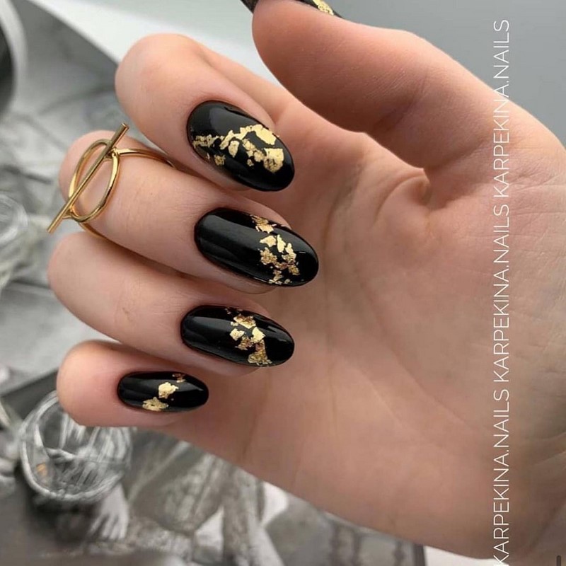 Золотой маникюр 2026 – бесподобные дизайны «золотых» ногтей с фото-примерами