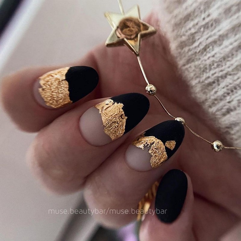 Золотой маникюр 2026 – бесподобные дизайны «золотых» ногтей с фото-примерами