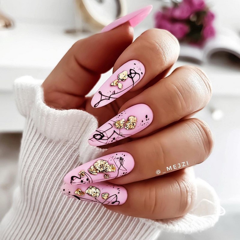 Золотой маникюр 2026 – бесподобные дизайны «золотых» ногтей с фото-примерами