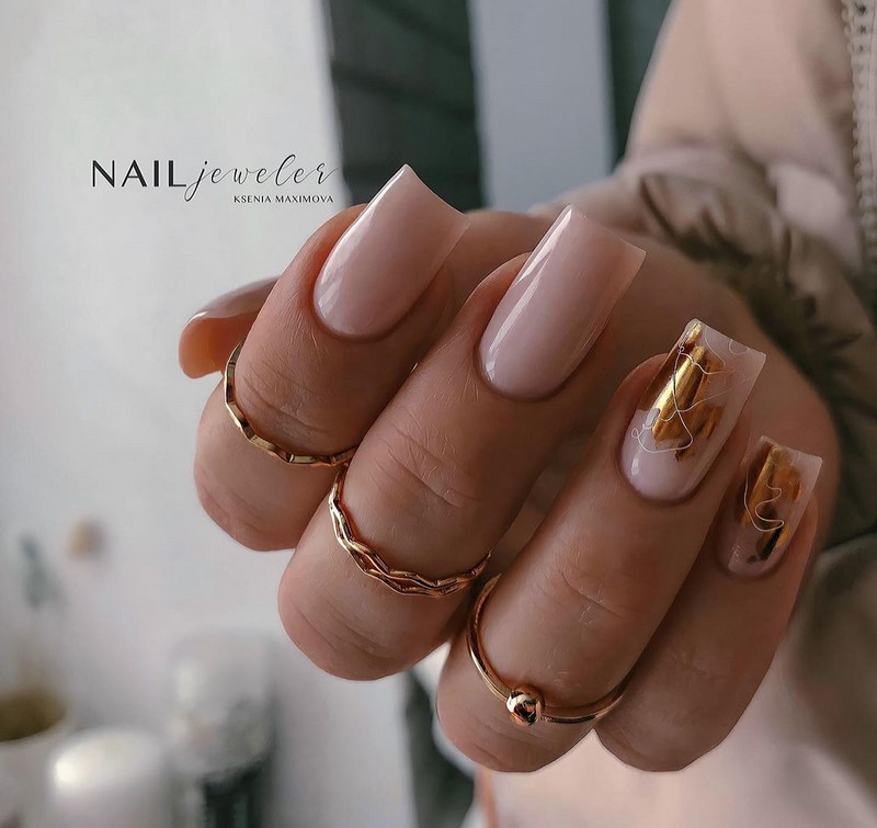 Золотой маникюр 2026 – бесподобные дизайны «золотых» ногтей с фото-примерами