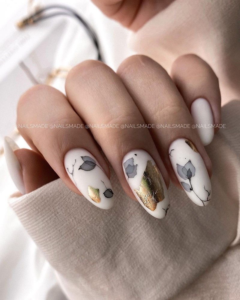 Золотой маникюр 2026 – бесподобные дизайны «золотых» ногтей с фото-примерами