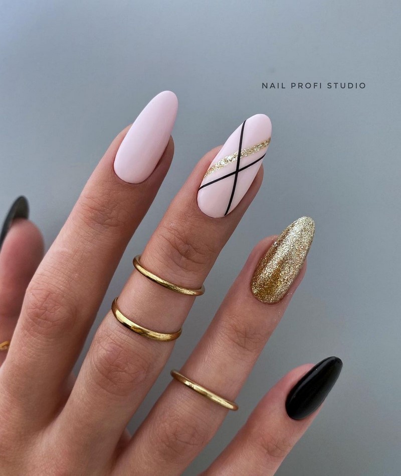 Золотой маникюр 2026 – бесподобные дизайны «золотых» ногтей с фото-примерами