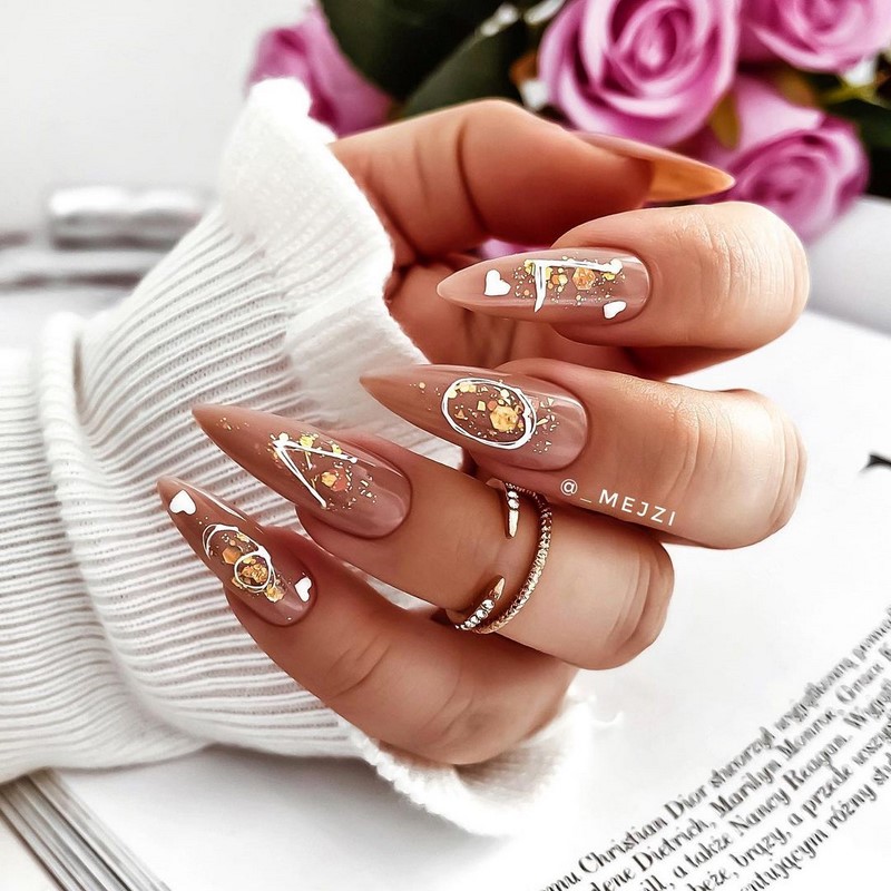 Золотой маникюр 2026 – бесподобные дизайны «золотых» ногтей с фото-примерами