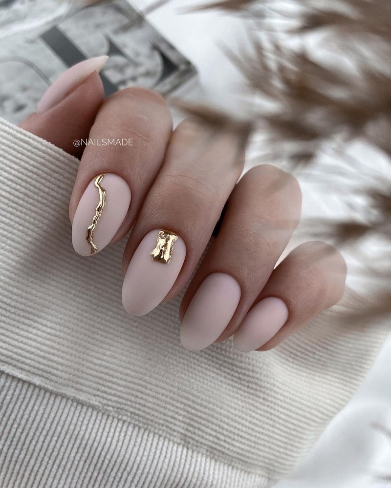 Золотой маникюр 2026 – бесподобные дизайны «золотых» ногтей с фото-примерами