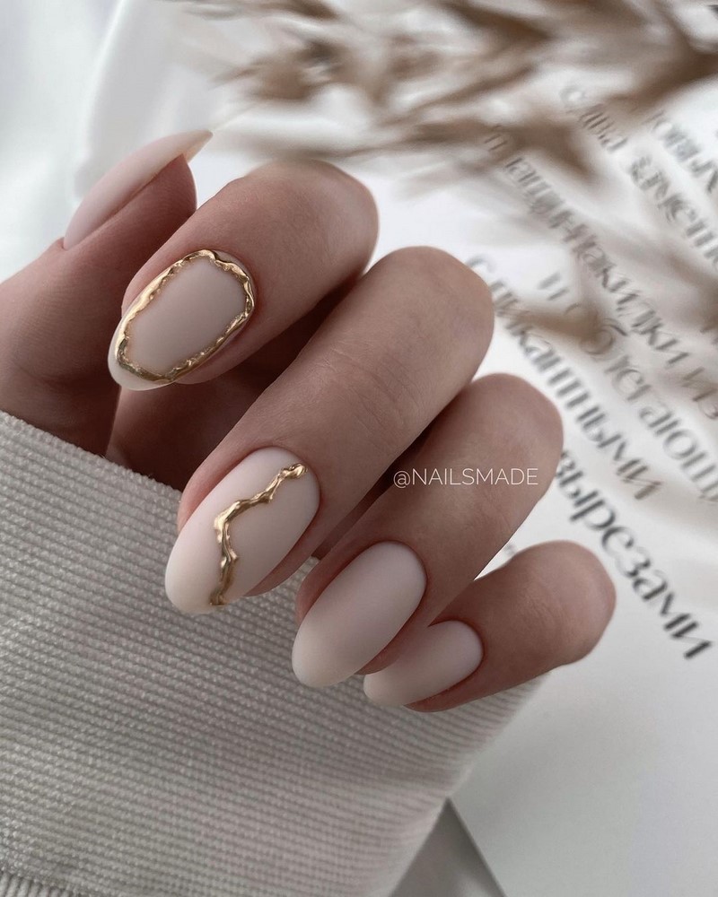 Золотой маникюр 2026 – бесподобные дизайны «золотых» ногтей с фото-примерами