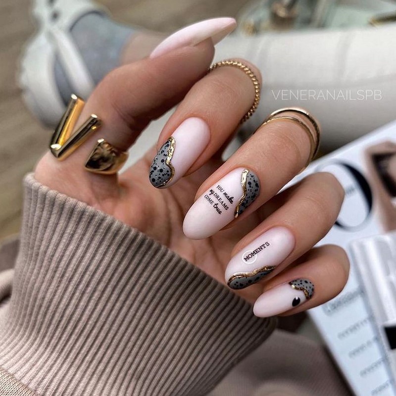 Золотой маникюр 2026 – бесподобные дизайны «золотых» ногтей с фото-примерами