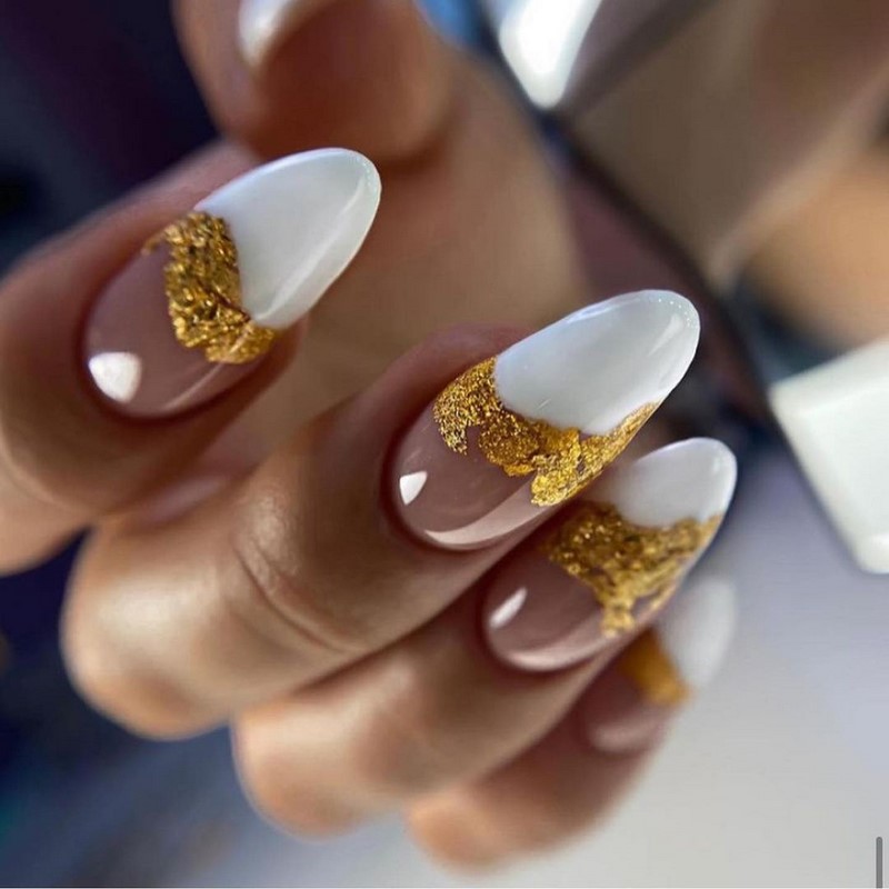 Золотой маникюр 2026 – бесподобные дизайны «золотых» ногтей с фото-примерами