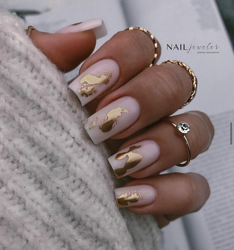 Золотой маникюр 2026 – бесподобные дизайны «золотых» ногтей с фото-примерами