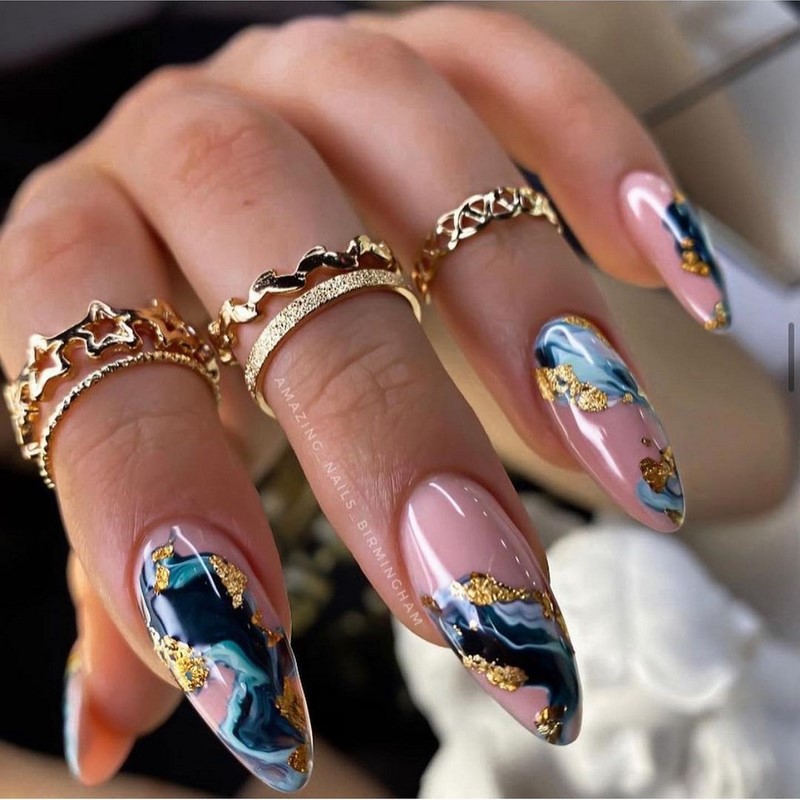 Золотой маникюр 2026 – бесподобные дизайны «золотых» ногтей с фото-примерами