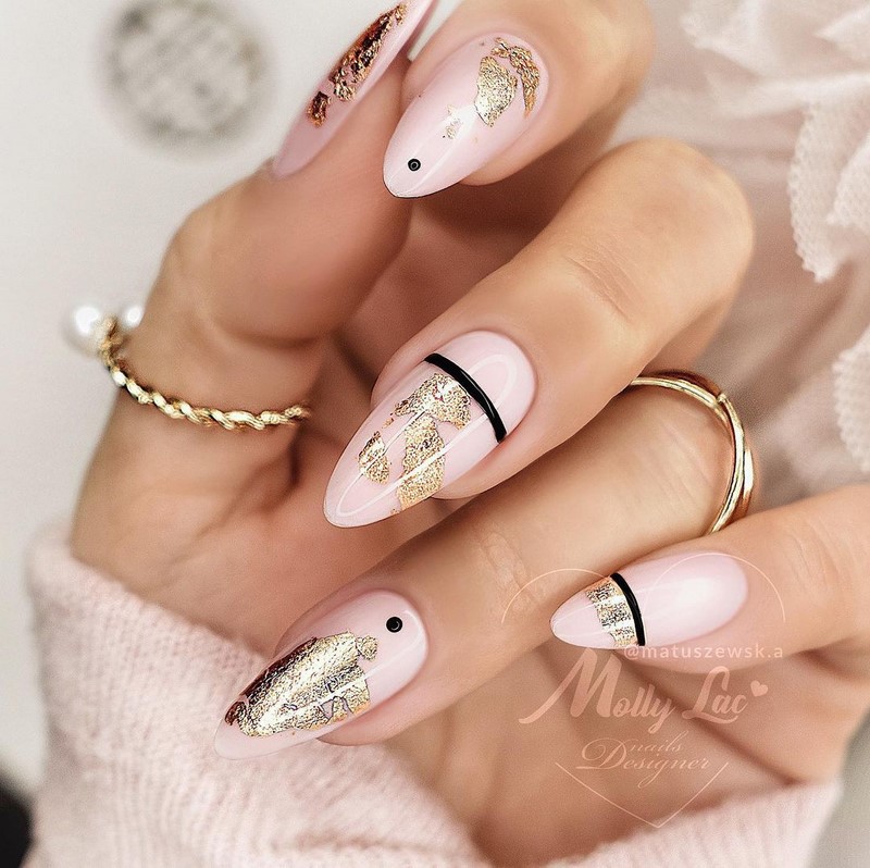 Золотой маникюр 2026 – бесподобные дизайны «золотых» ногтей с фото-примерами