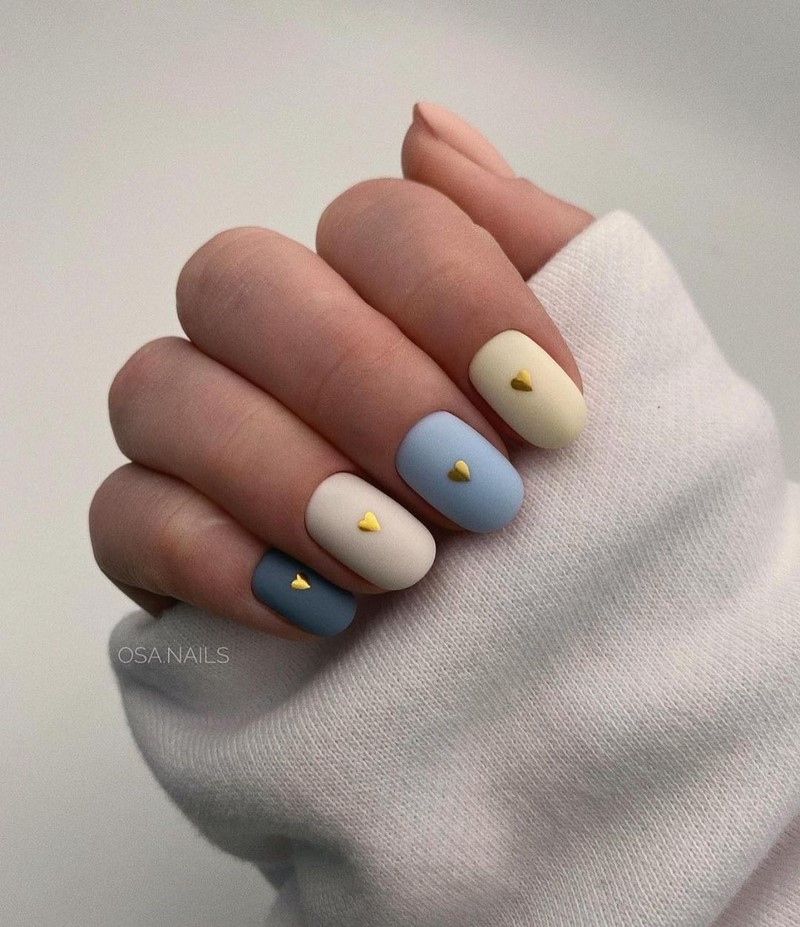 Золотой маникюр 2026 – бесподобные дизайны «золотых» ногтей с фото-примерами