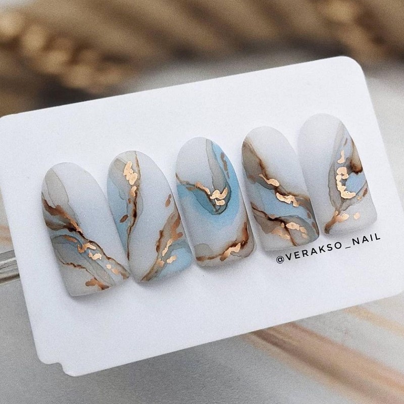 Золотой маникюр 2026 – бесподобные дизайны «золотых» ногтей с фото-примерами