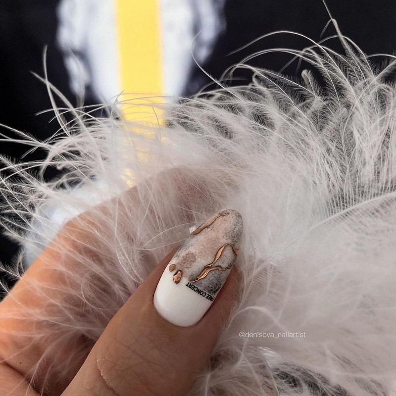 Золотой маникюр 2026 – бесподобные дизайны «золотых» ногтей с фото-примерами