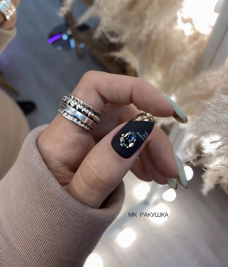 Золотой маникюр 2026 – бесподобные дизайны «золотых» ногтей с фото-примерами