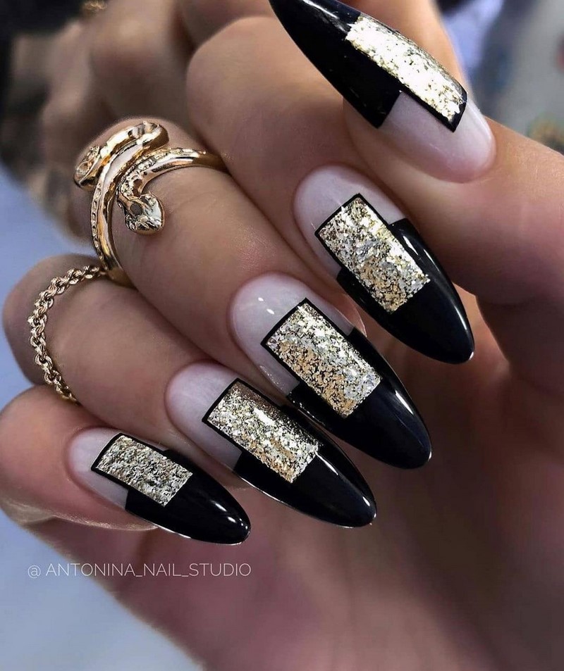 Золотой маникюр 2026 – бесподобные дизайны «золотых» ногтей с фото-примерами