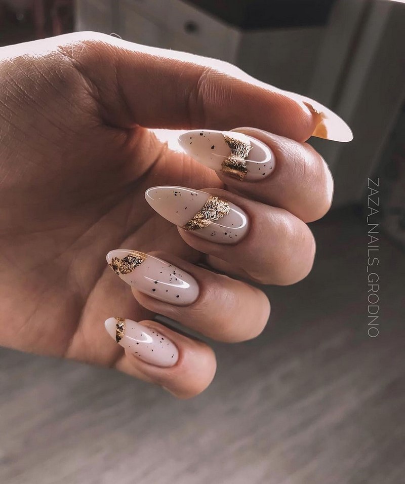 Золотой маникюр 2026 – бесподобные дизайны «золотых» ногтей с фото-примерами