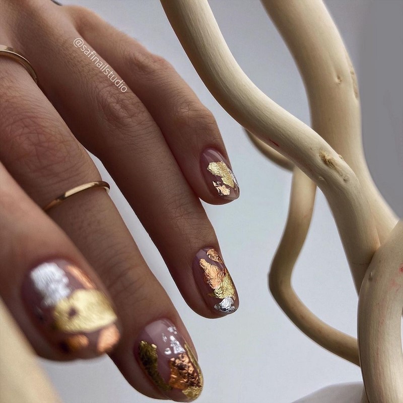 Золотой маникюр 2026 – бесподобные дизайны «золотых» ногтей с фото-примерами