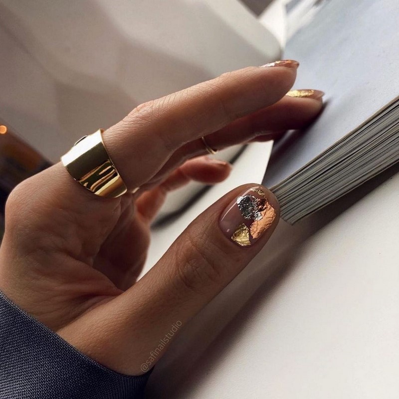 Золотой маникюр 2026 – бесподобные дизайны «золотых» ногтей с фото-примерами