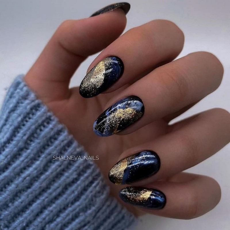 Золотой маникюр 2026 – бесподобные дизайны «золотых» ногтей с фото-примерами