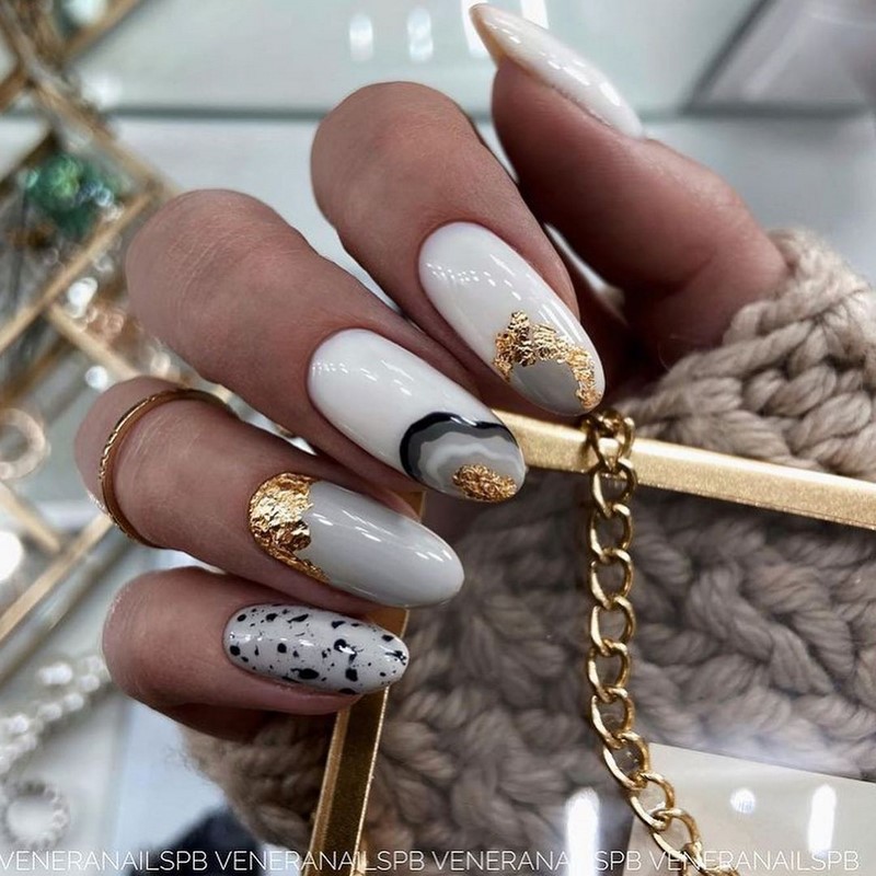 Золотой маникюр 2026 – бесподобные дизайны «золотых» ногтей с фото-примерами