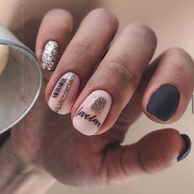 Золотой маникюр 2026 – бесподобные дизайны «золотых» ногтей с фото-примерами