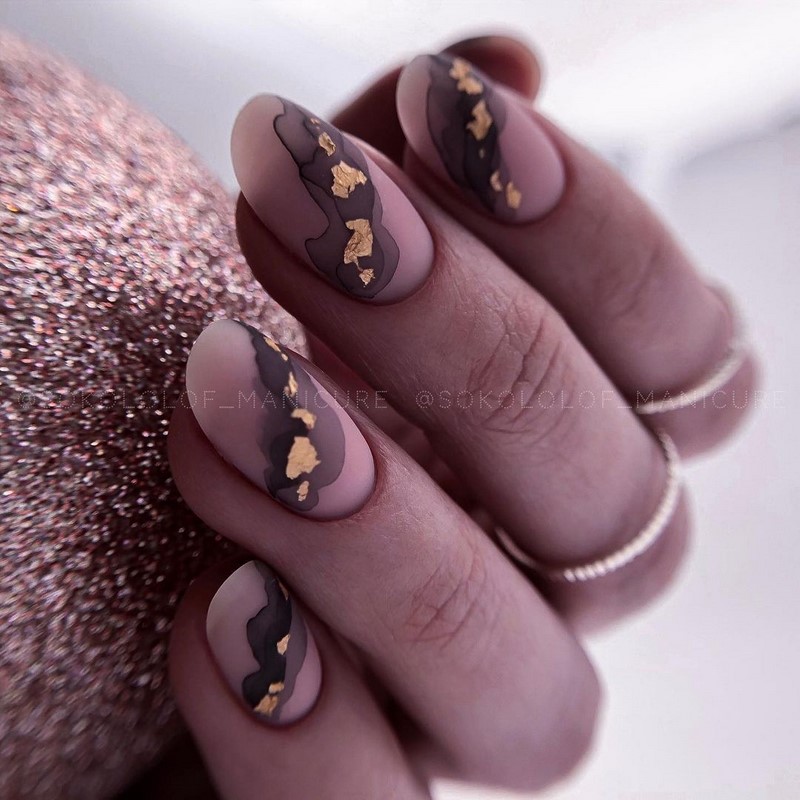 Золотой маникюр 2026 – бесподобные дизайны «золотых» ногтей с фото-примерами