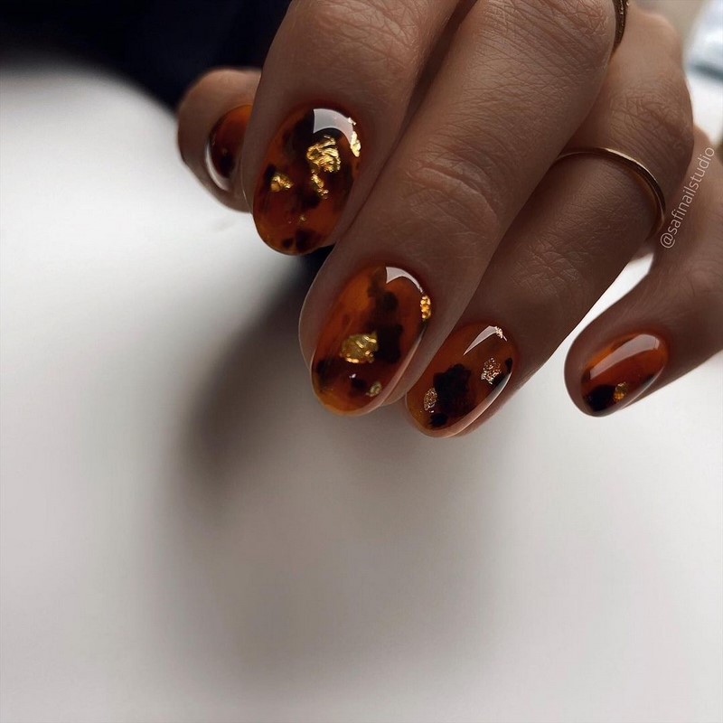 Золотой маникюр 2026 – бесподобные дизайны «золотых» ногтей с фото-примерами