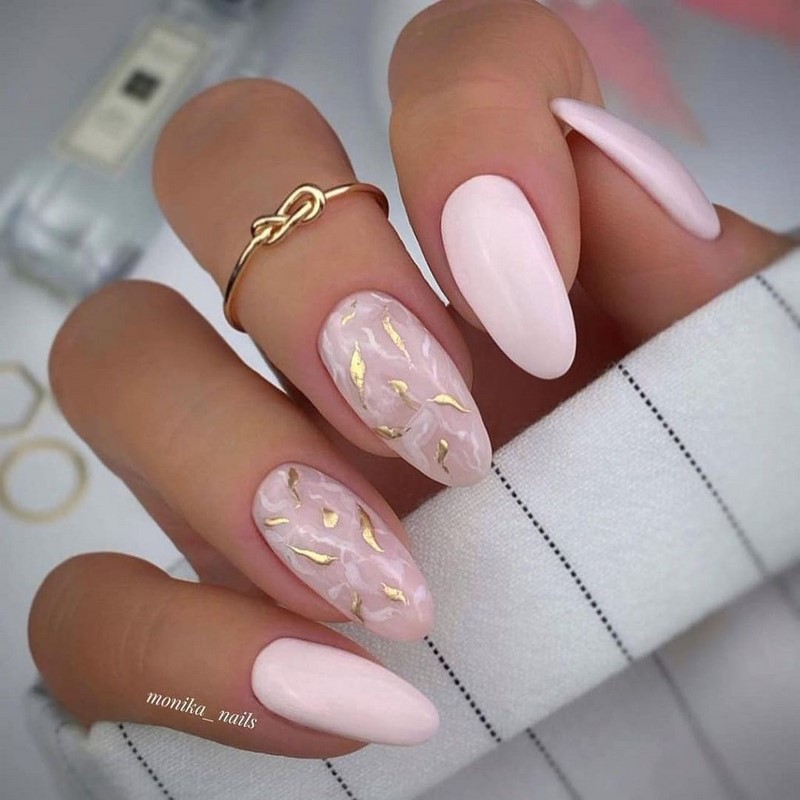 Золотой маникюр 2026 – бесподобные дизайны «золотых» ногтей с фото-примерами