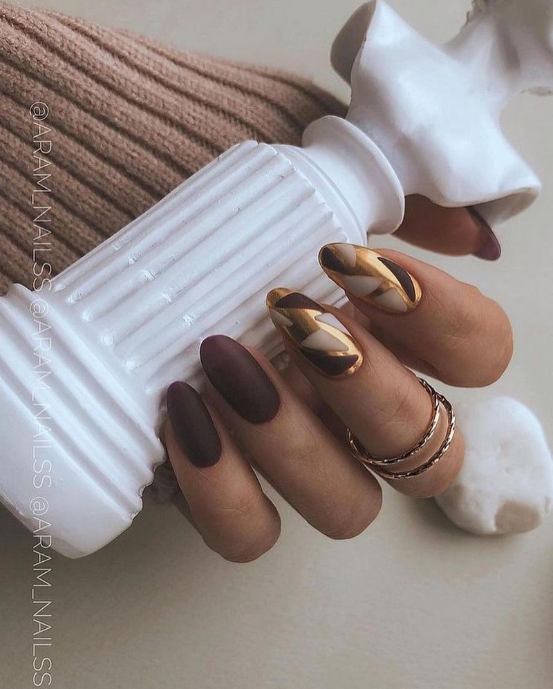 Золотой маникюр 2026 – бесподобные дизайны «золотых» ногтей с фото-примерами