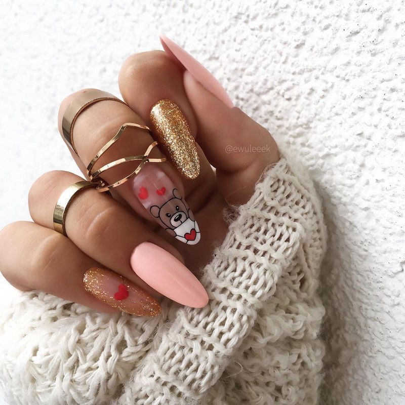 Золотой маникюр 2026 – бесподобные дизайны «золотых» ногтей с фото-примерами