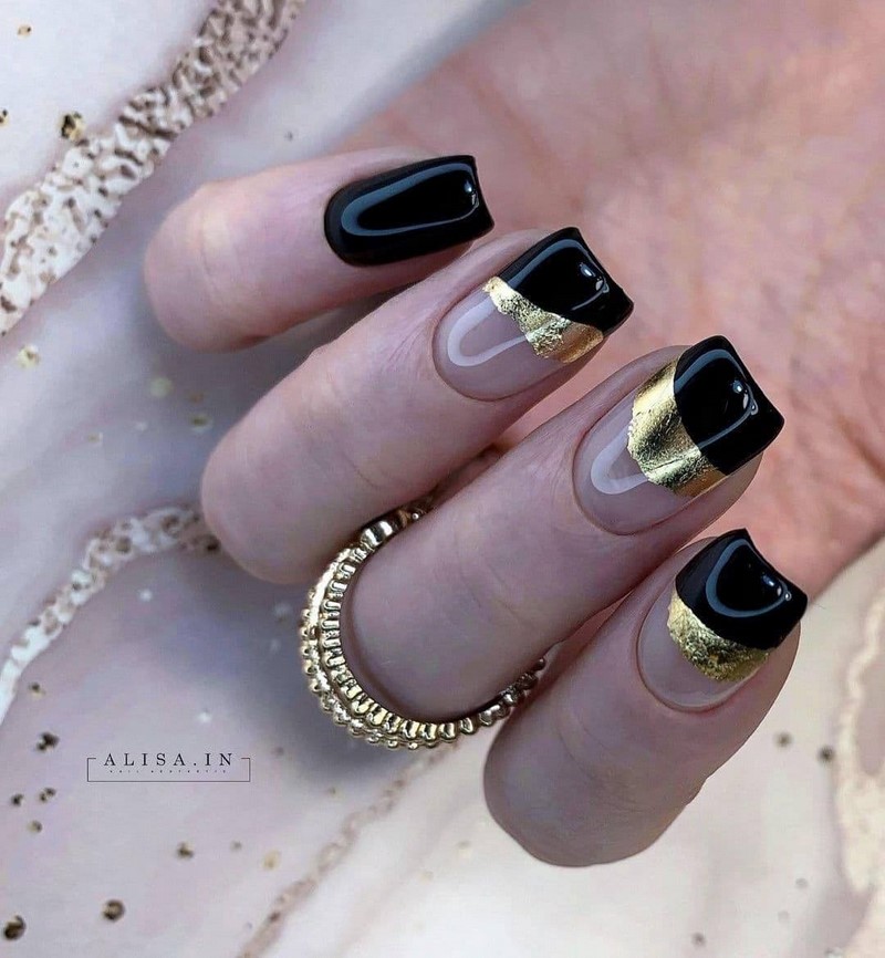 Золотой маникюр 2026 – бесподобные дизайны «золотых» ногтей с фото-примерами