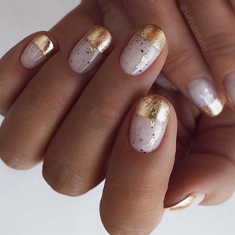 Золотой маникюр 2026 – бесподобные дизайны «золотых» ногтей с фото-примерами