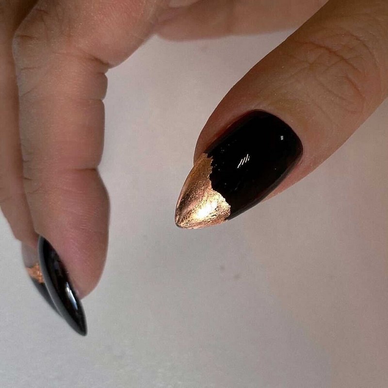 Золотой маникюр 2026 – бесподобные дизайны «золотых» ногтей с фото-примерами