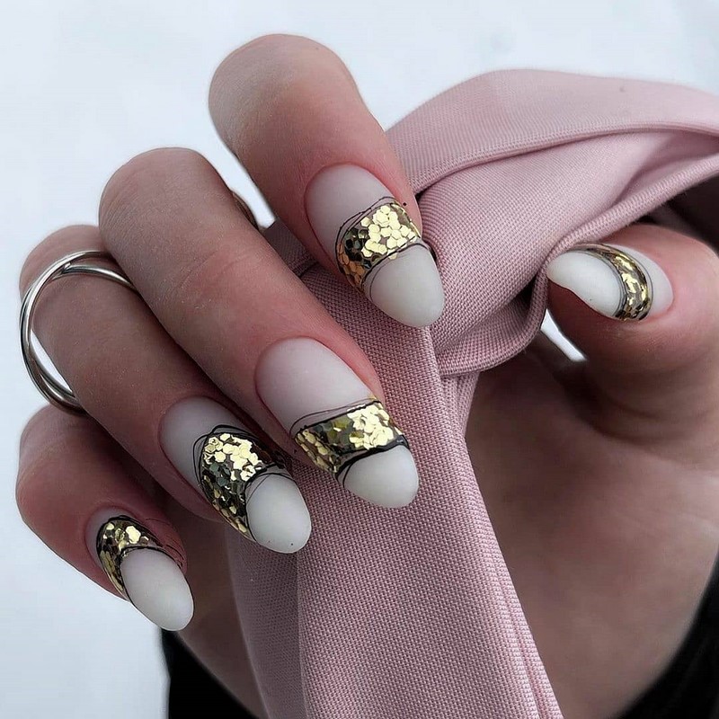 Золотой маникюр 2026 – бесподобные дизайны «золотых» ногтей с фото-примерами