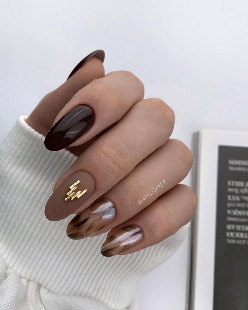 Золотой маникюр 2026 – бесподобные дизайны «золотых» ногтей с фото-примерами