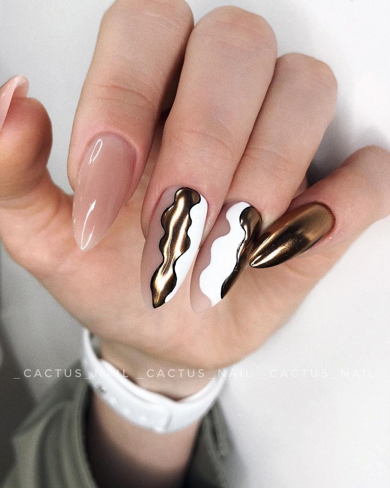 Золотой маникюр 2026 – бесподобные дизайны «золотых» ногтей с фото-примерами