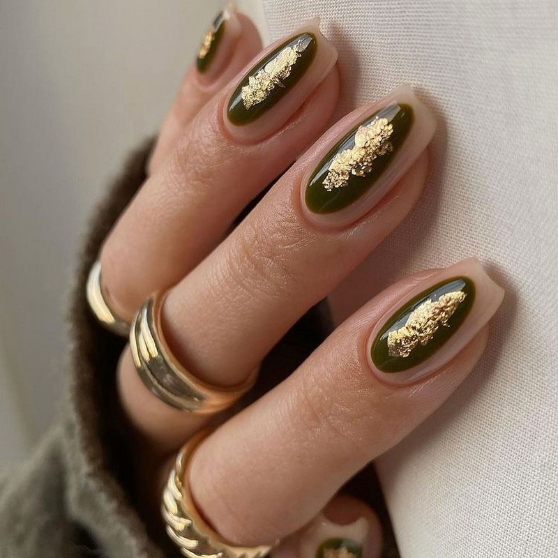 Золотой маникюр 2026 – бесподобные дизайны «золотых» ногтей с фото-примерами