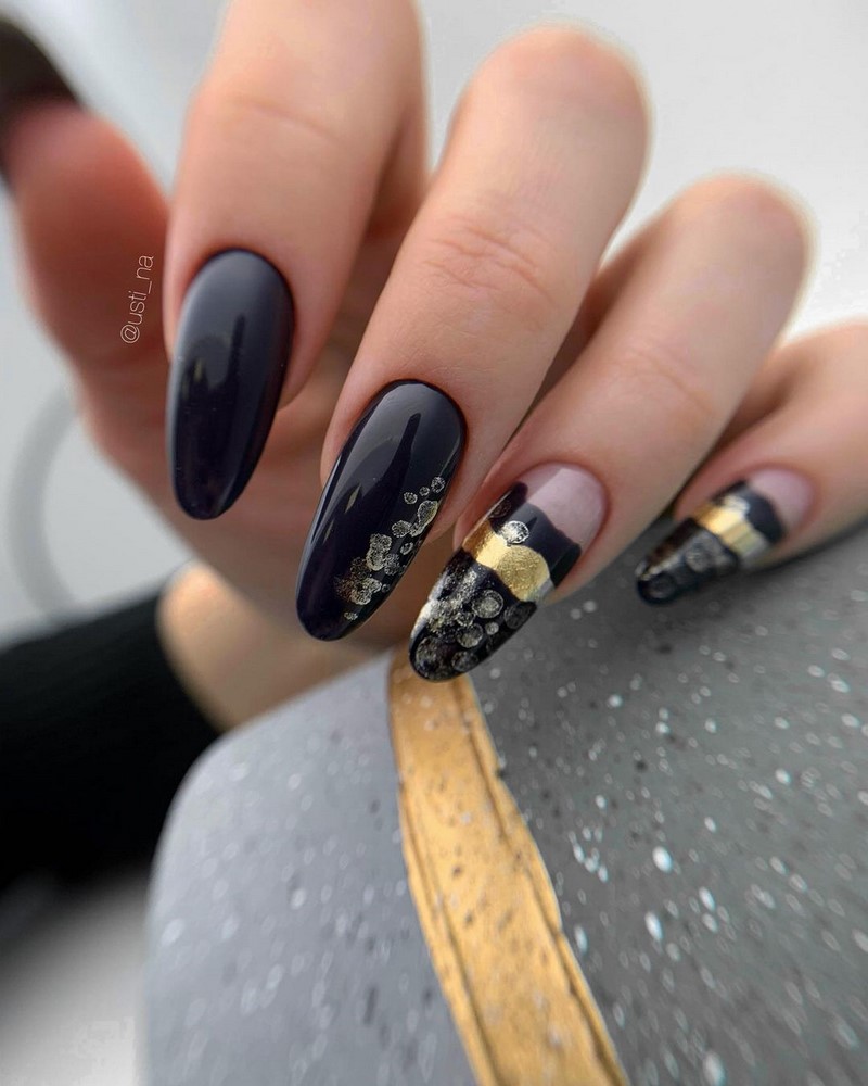 Золотой маникюр 2026 – бесподобные дизайны «золотых» ногтей с фото-примерами