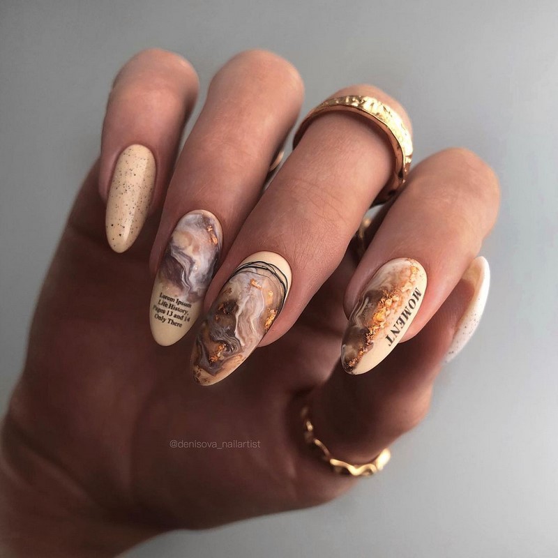 Золотой маникюр 2026 – бесподобные дизайны «золотых» ногтей с фото-примерами