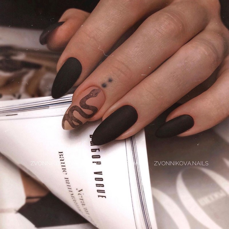 Актуальный черный маникюр 2026 – 10 тенденций в новом сезоне