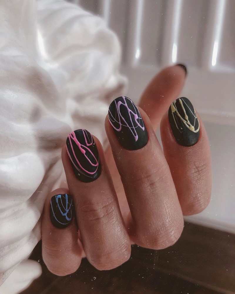 Актуальный черный маникюр 2026 – 10 тенденций в новом сезоне