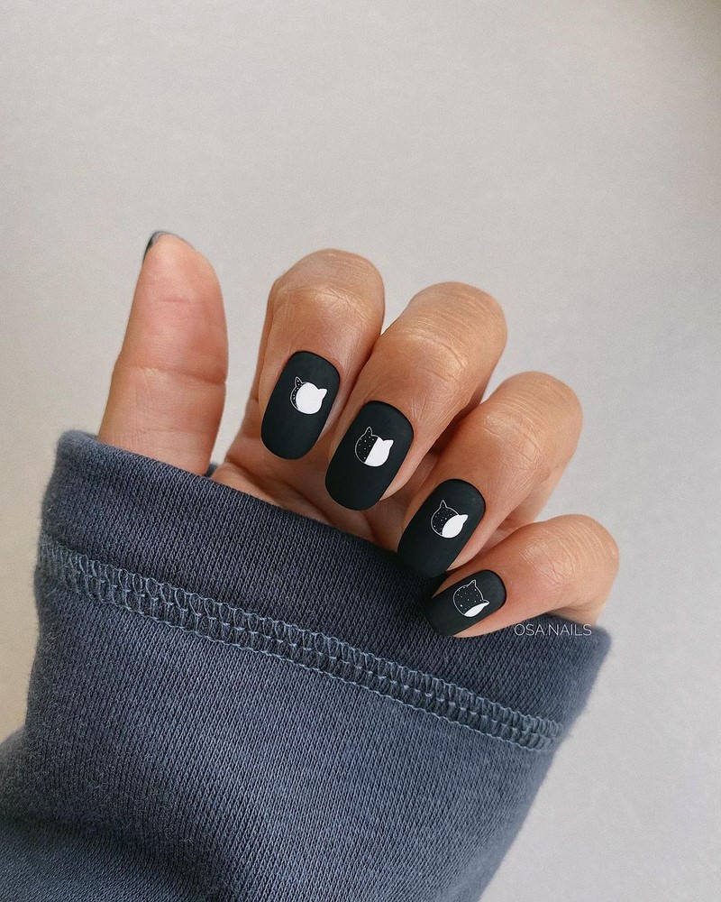 Актуальный черный маникюр 2026 – 10 тенденций в новом сезоне