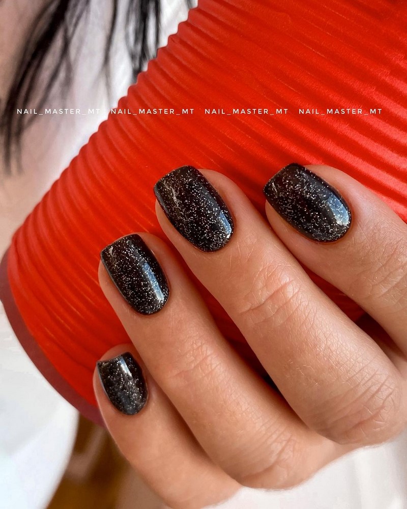 Актуальный черный маникюр 2026 – 10 тенденций в новом сезоне