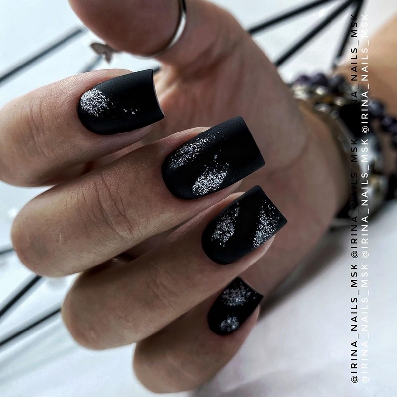 Актуальный черный маникюр 2026 – 10 тенденций в новом сезоне