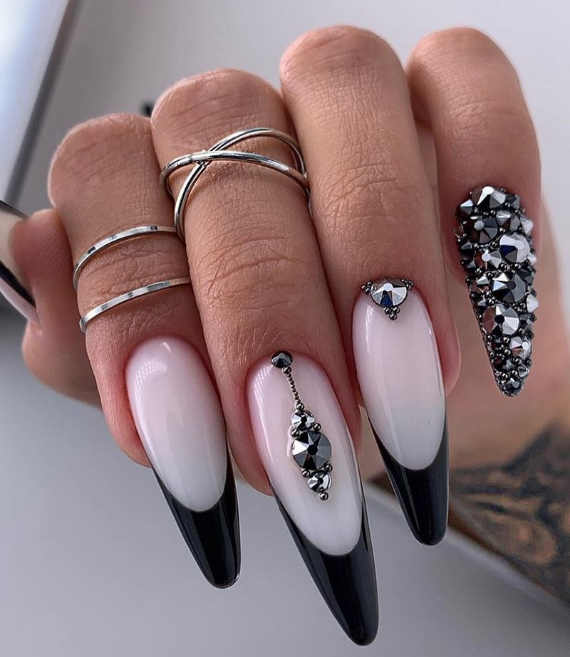 Актуальный черный маникюр 2026 – 10 тенденций в новом сезоне