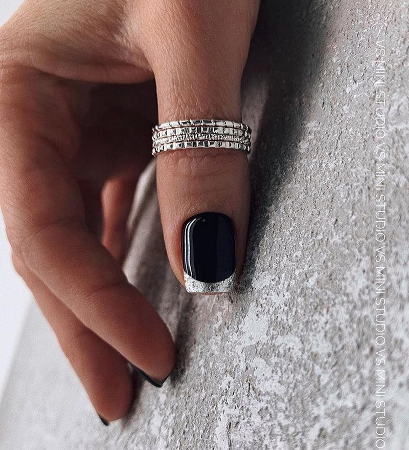 Актуальный черный маникюр 2026 – 10 тенденций в новом сезоне