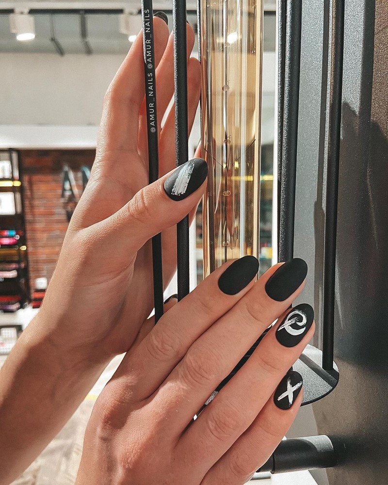 Актуальный черный маникюр 2026 – 10 тенденций в новом сезоне