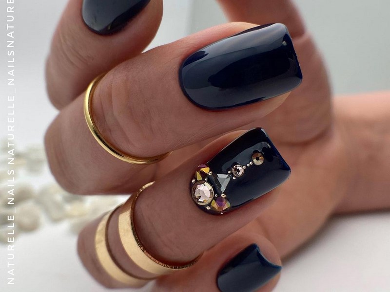 Актуальный черный маникюр 2026 – 10 тенденций в новом сезоне