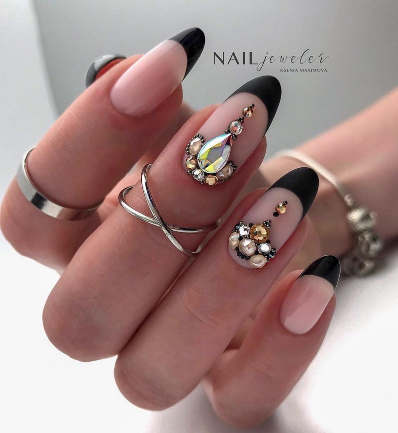 Актуальный черный маникюр 2026 – 10 тенденций в новом сезоне