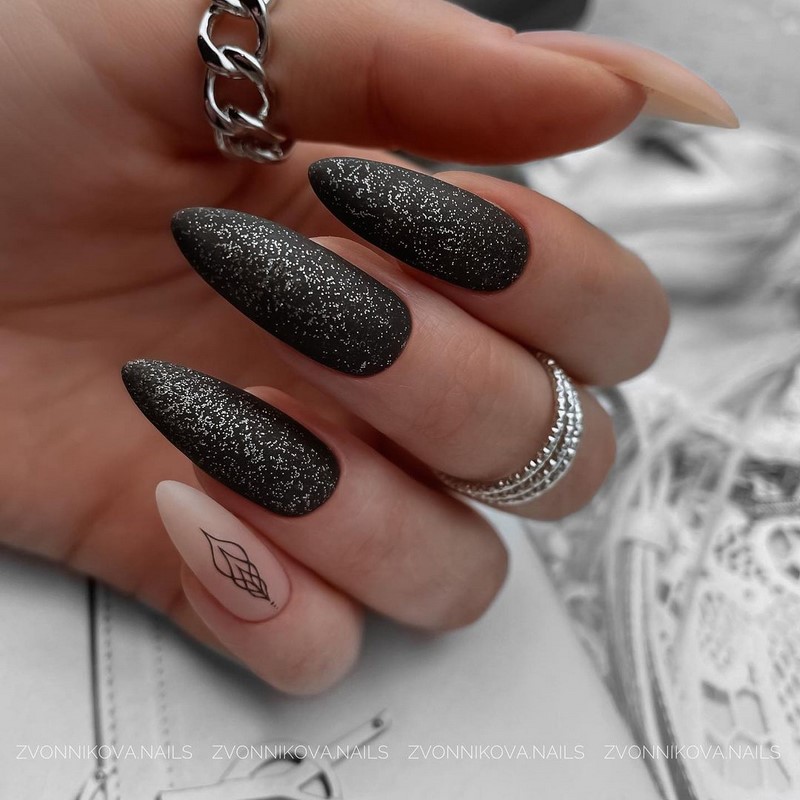 Актуальный черный маникюр 2026 – 10 тенденций в новом сезоне